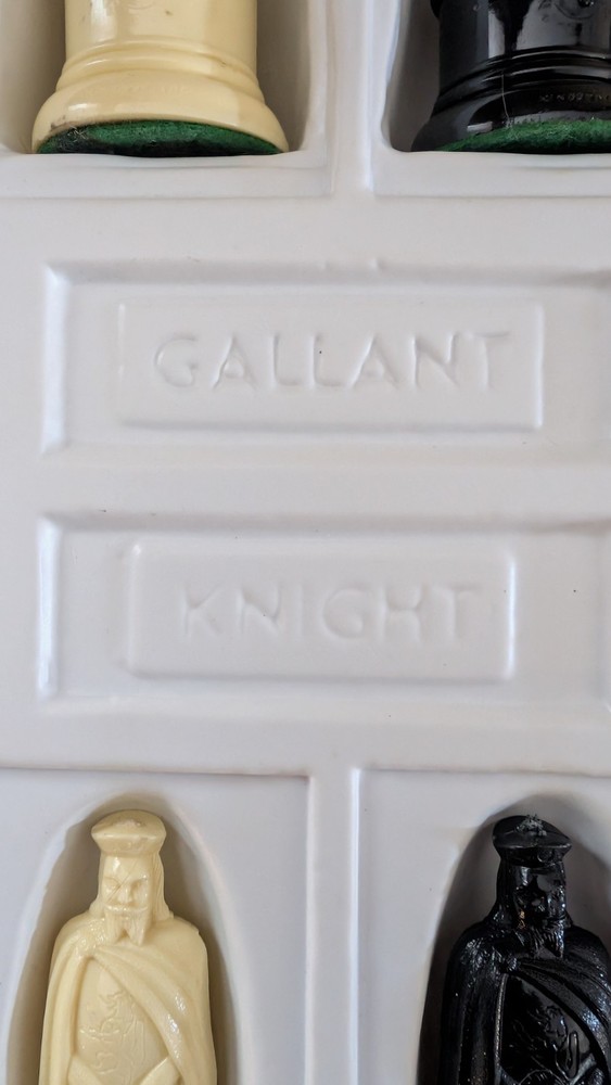 Vintage Galant Knight Chess Set
