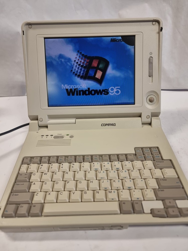 Vintage Compaq LTE Elite 4/50CX Boots to Windows 95 computer