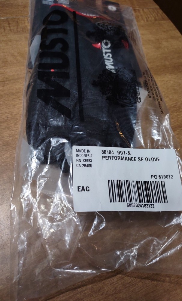 Musto, Sailing Glove Performance Glove Black size Small NEW