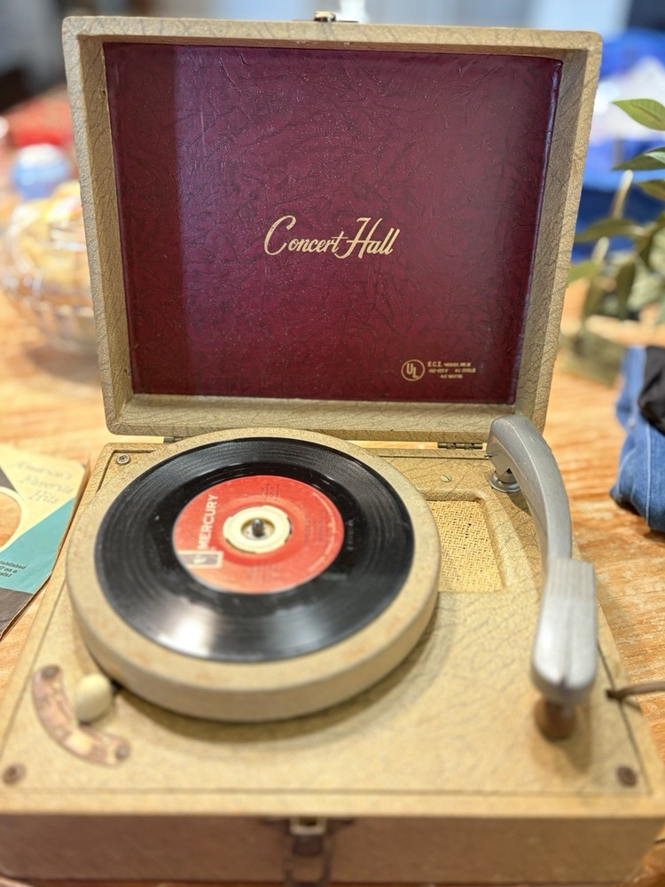 Authentic Vintage Record Player Concert Hall Powers On & 3 Speeds, Need Needle?