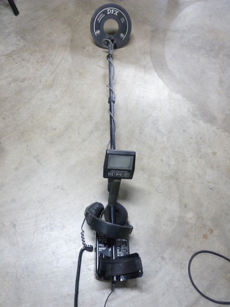 Whites DFX metal detector....