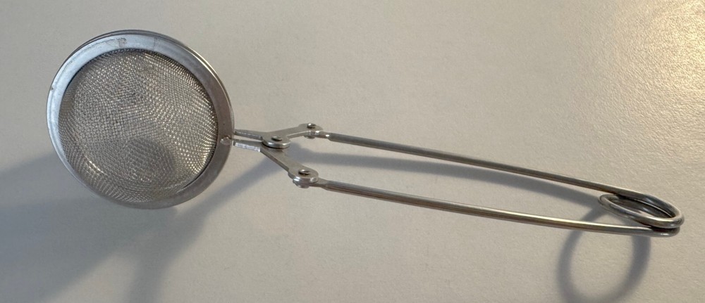 Vintage Squeeze Handle Tea Leaf Strainer Steeper Spoon Clamp