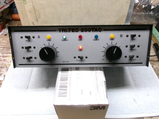 ** TRI-TEC 200TAC - MODEL TRAIN CONTROLLER or TRANSFORMER w ORIG Box - LIGHTS up