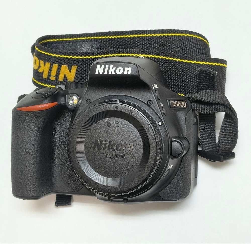 Nikon D5600 / AF-S 18-200mm VR 708881