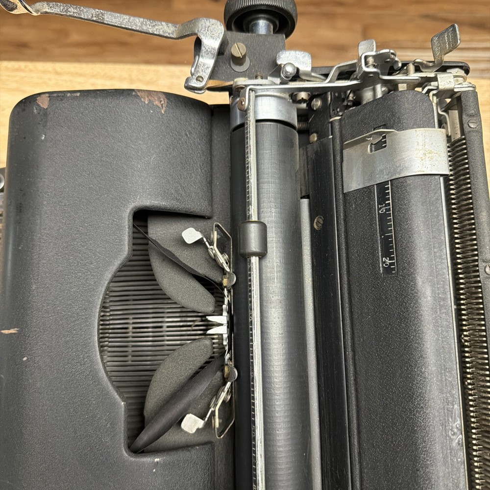 Antique 1940s Royal KMM Magic Margin Typewriter