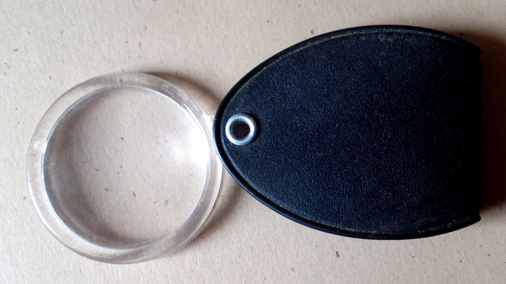 Vintage Foldable Plastic Pocket Magnifying Glass