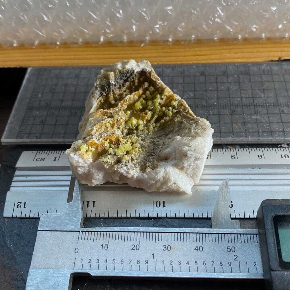 PYROMORPHITE ON SOLID QUARTZ FROM ROUGHTON GILL MINE. 66g MF1146