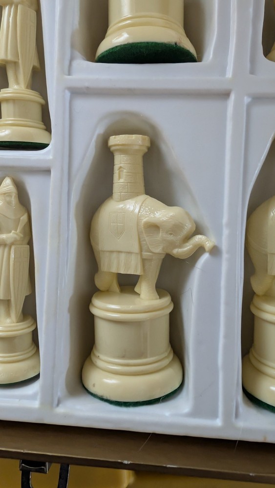 Vintage Galant Knight Chess Set