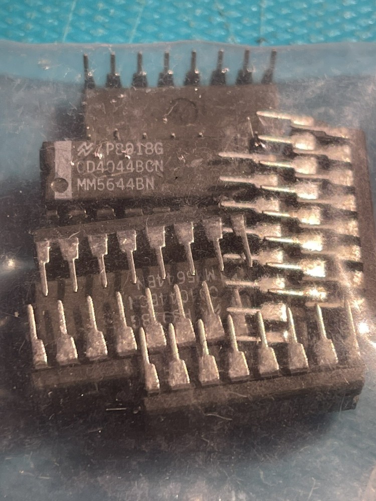 CD4044BCN IC (8 Pcs) National Semiconductor