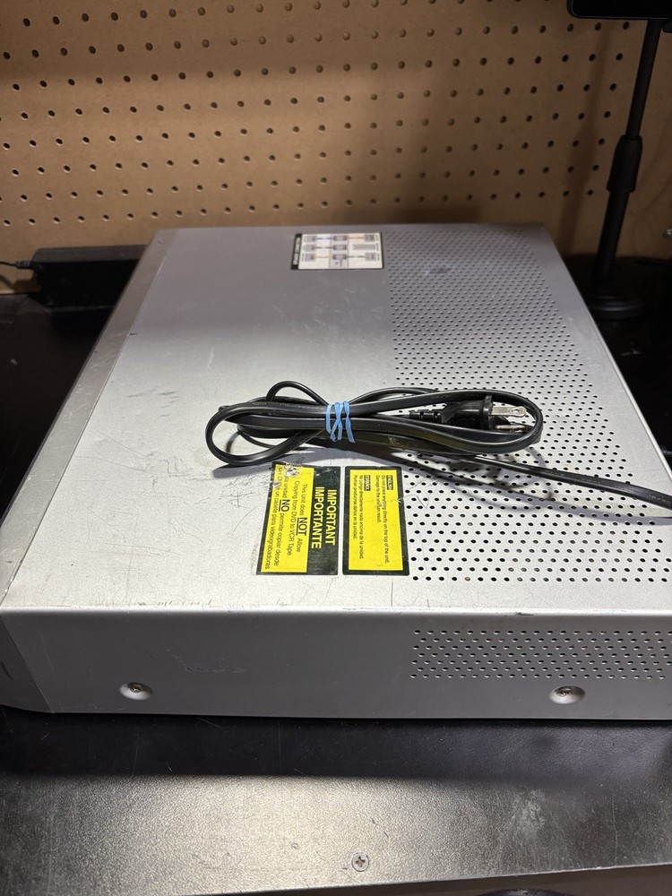 RCA  HTS‑2500 DVD/VCR Combo DVD + VHS unit powers on untested
