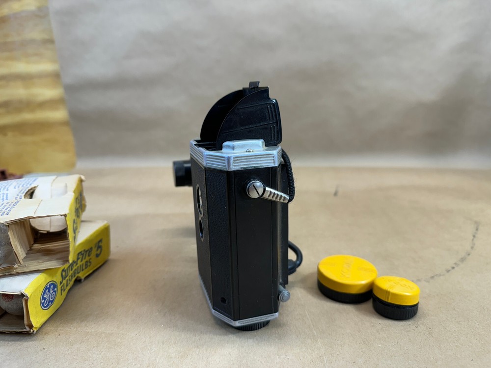 Vintage Kodak Brownie Reflex 20 Camera With Flash & Bulbs untested