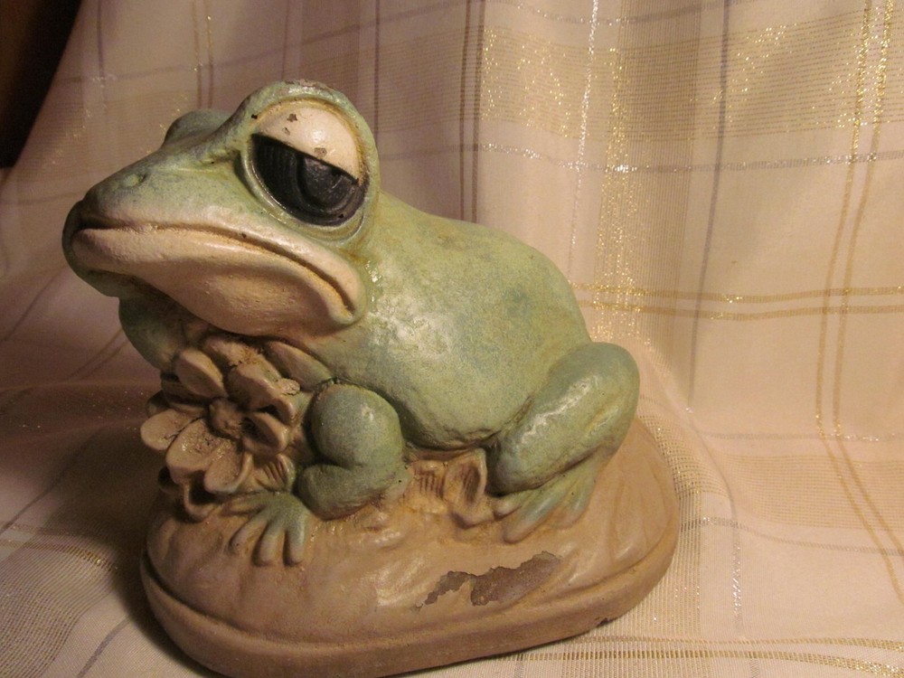 FROG CONCRETE THINKING- FLOWER -EARLY PATTERN- GREAT GREEN- BLACK EYES WHOW!