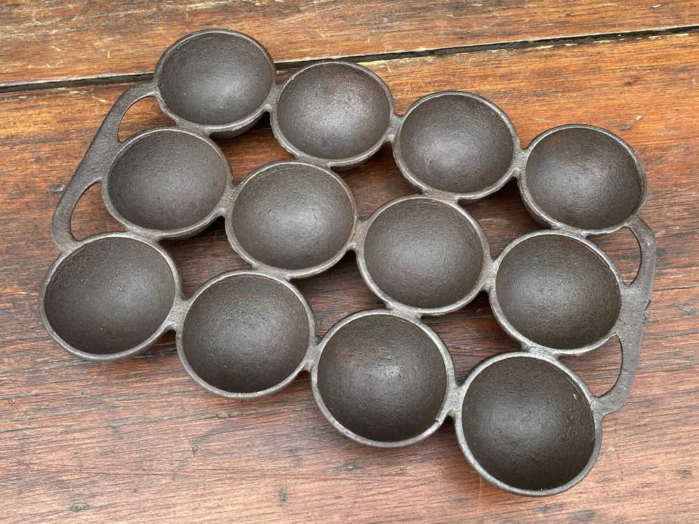 Griswold Cast Iron #947 Golf Ball Pan 12 Cup