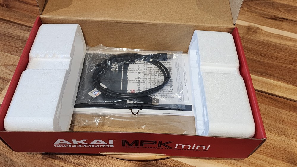 Akai Professional MPK Mini Compact Keyboard and Pad Controller - Excellent Cond.