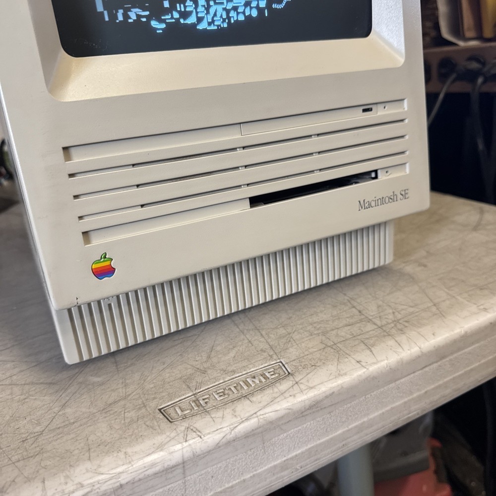 1986 Macintosh SE M0511 Powers on and working -