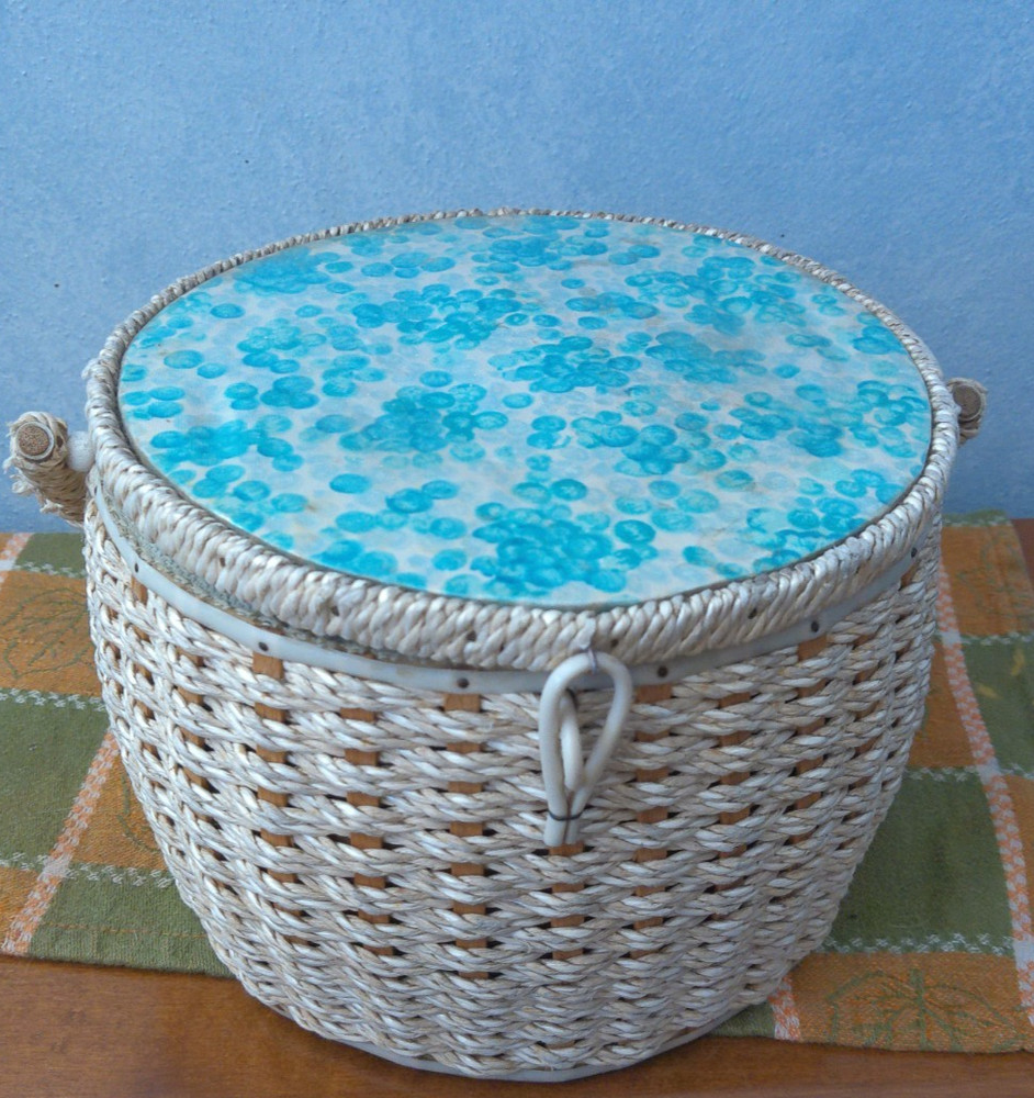 VTG Dritz Sewing Basket Japan White Wicker Blue Dot Pattern 68 wood spools
