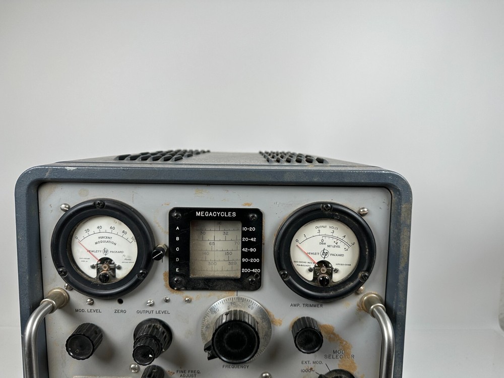 Vintage HP 608D - VHF Signal Generator - Powers on - MINIMAL TESTING