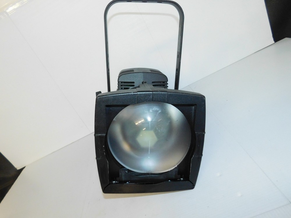 SOURCE FOUR ETC LED 2DAYLIGHT HD LIGHTING SYSTEM W/ FRESHNELL ADAPTER (SPM93)