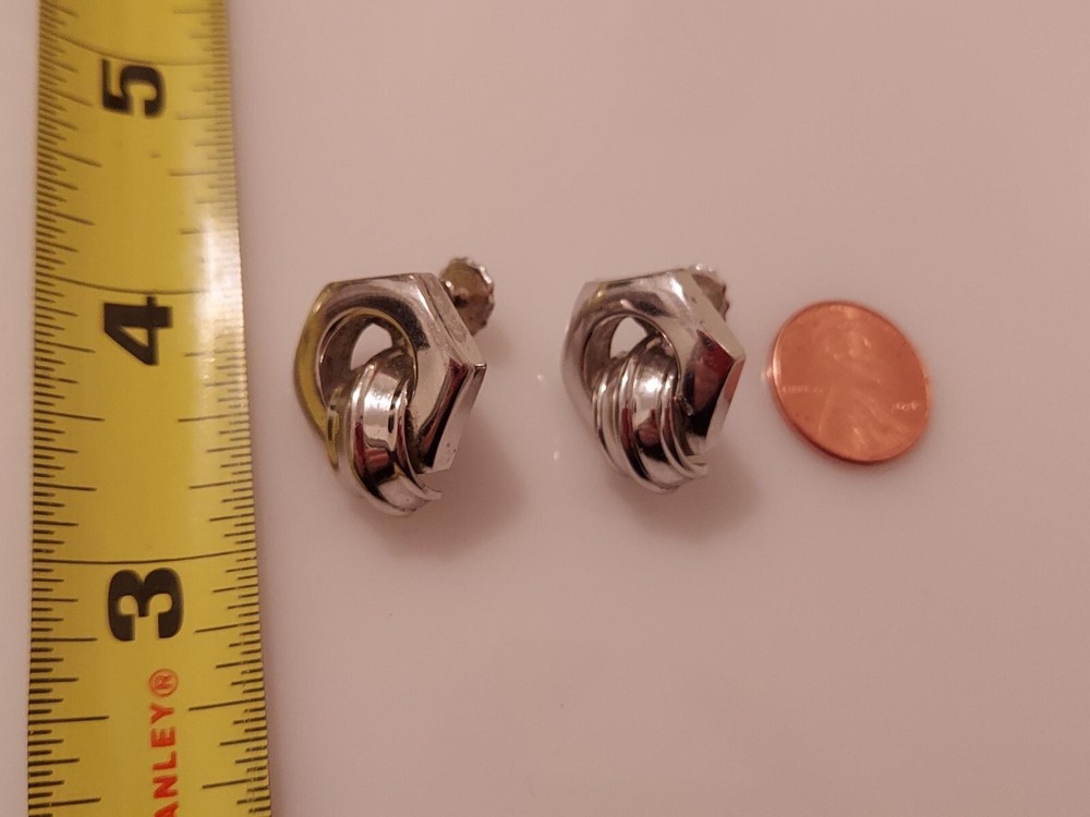 silvertone screwback knot earrings diameter .75"