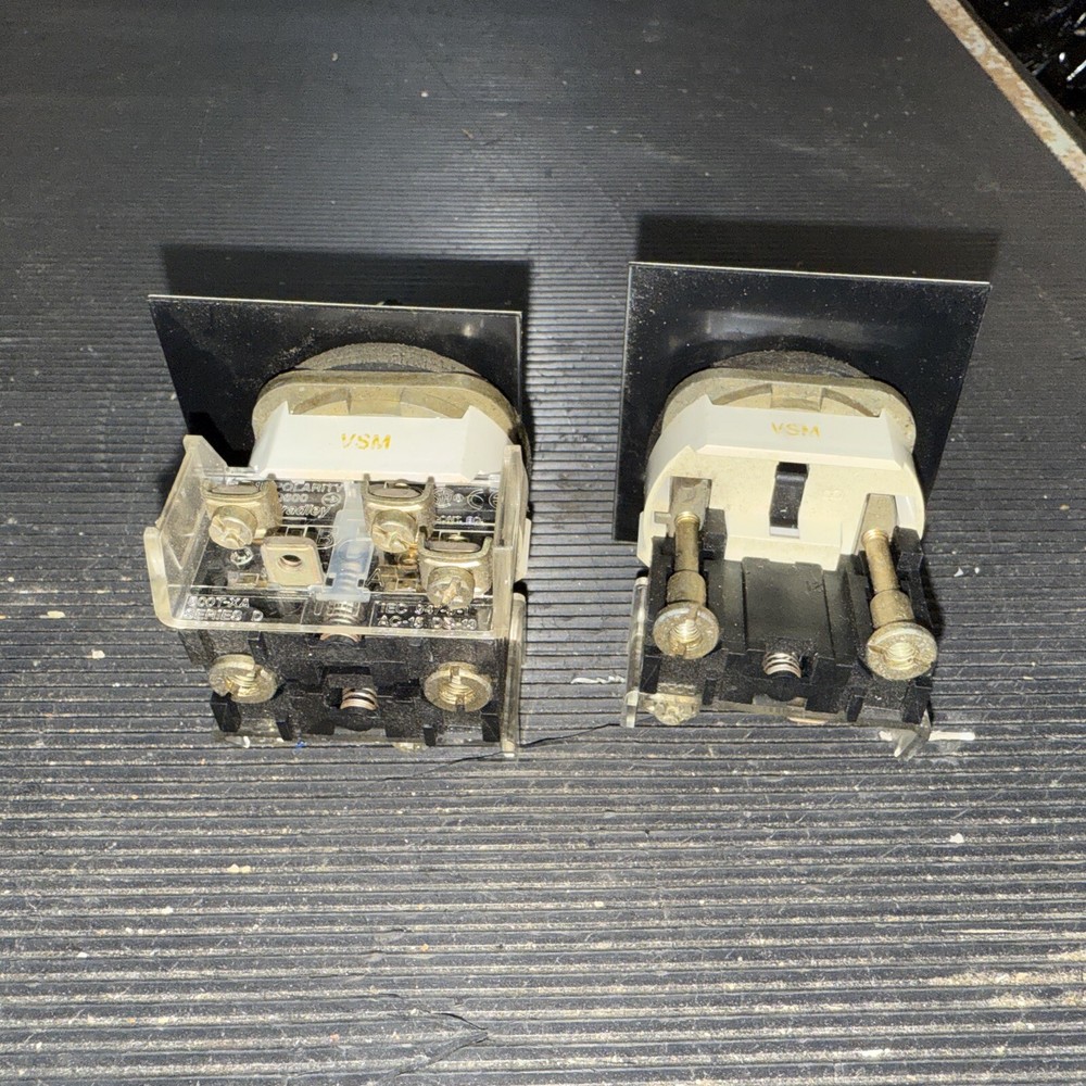 2x Allen Bradley 800T-H2 2-Position Maintained Selector Switch SER T