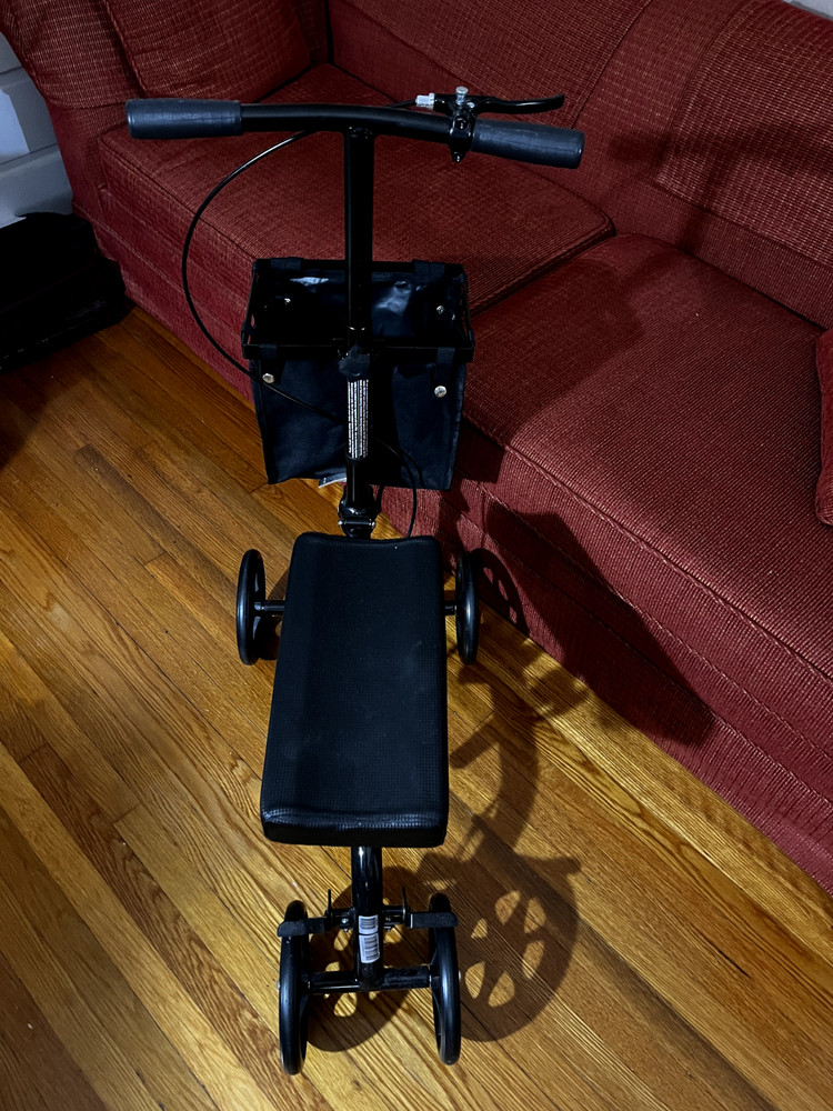 steerable knee scooter with storage bag