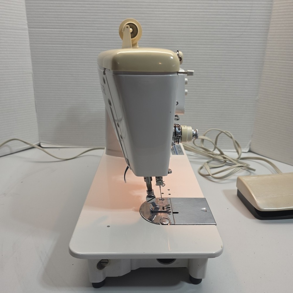 Singer Sewing Machine Magic Bobbin Deluxe Zigzag Case Greist Buttonholer Attach