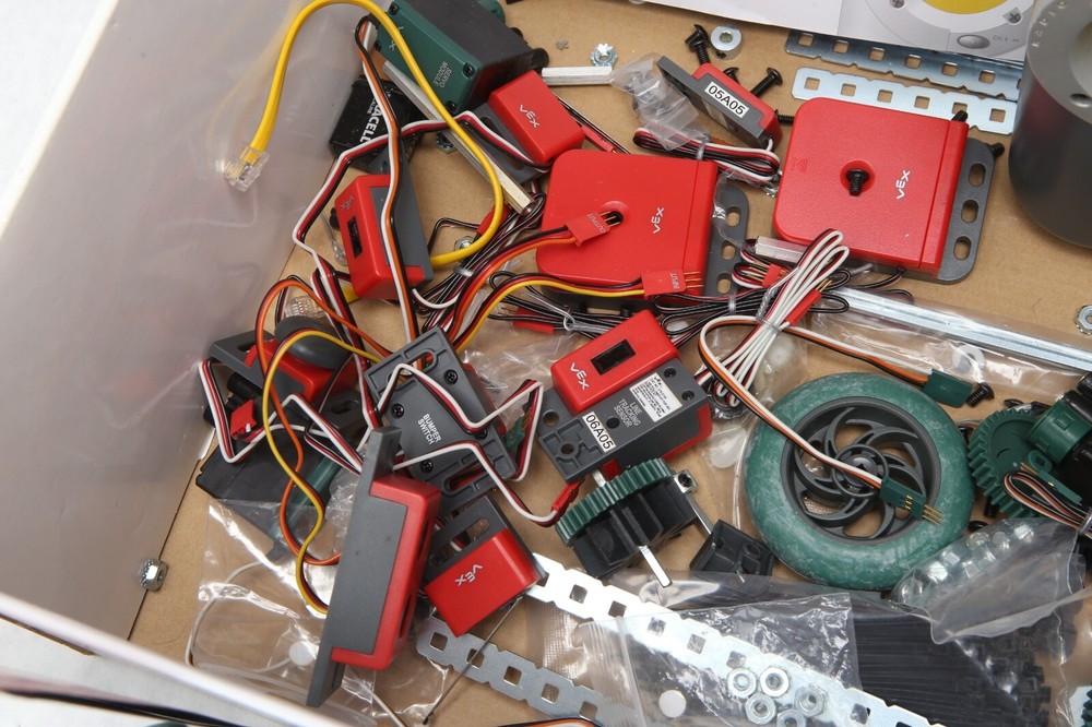 VEX Robotics Design Engineering System v.5 Kit SEE PHOTOS SH