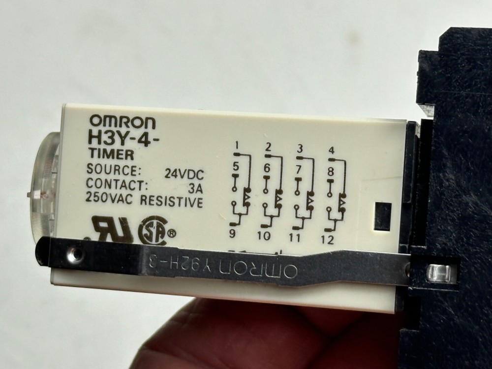 Omron H3Y-4 Second Timer 0-5 sec w/ Base 2-M4X10