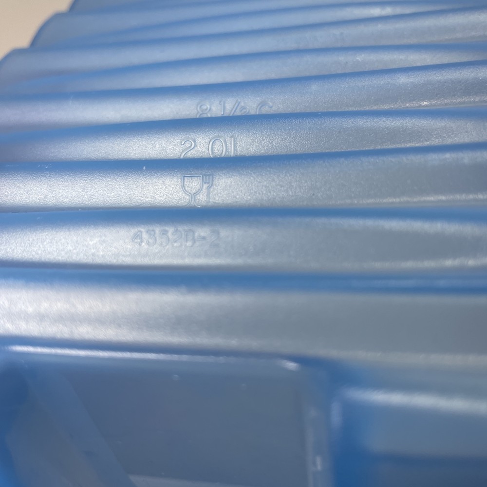 FridgeSmart Tupperware 8.5 Cup / 2.0L Blue Plastic Vented Container & Lid 4352B