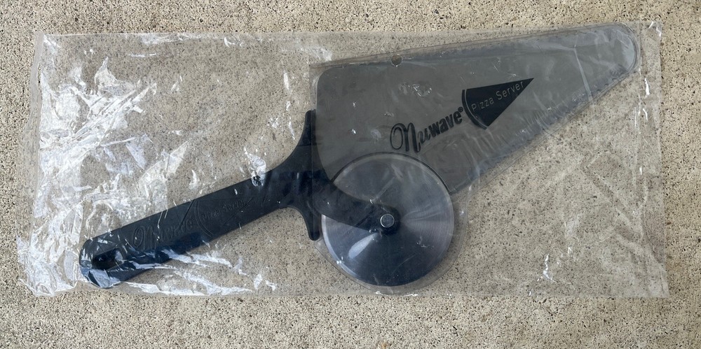 nuwave pizza server new and sharp with stainless steel cutting edges