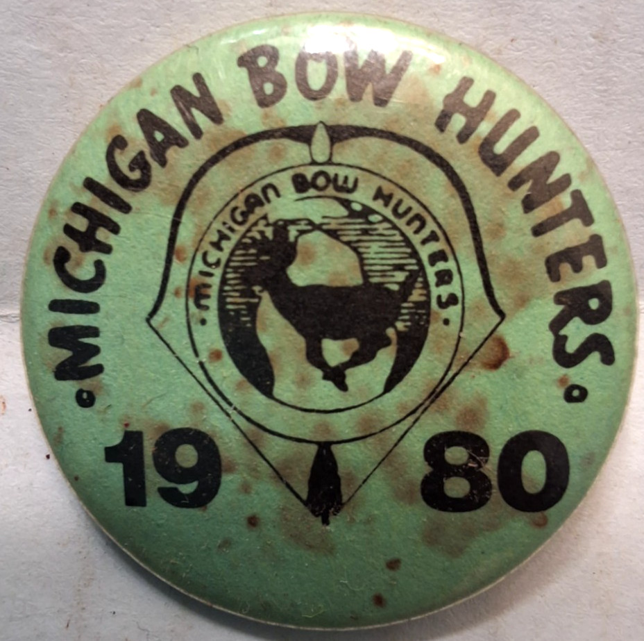 VINTAGE 1980 MICHIGAN BOW HUNTERS PINBACK BUTTON