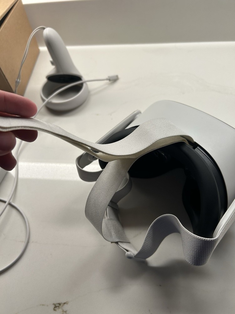 Meta Quest 2 Virtual Reality Headset and Controllers Fully Functional