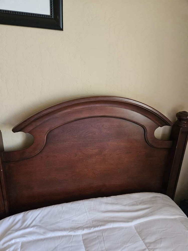 BROYHILL Bedroom Set $1,800 OBO