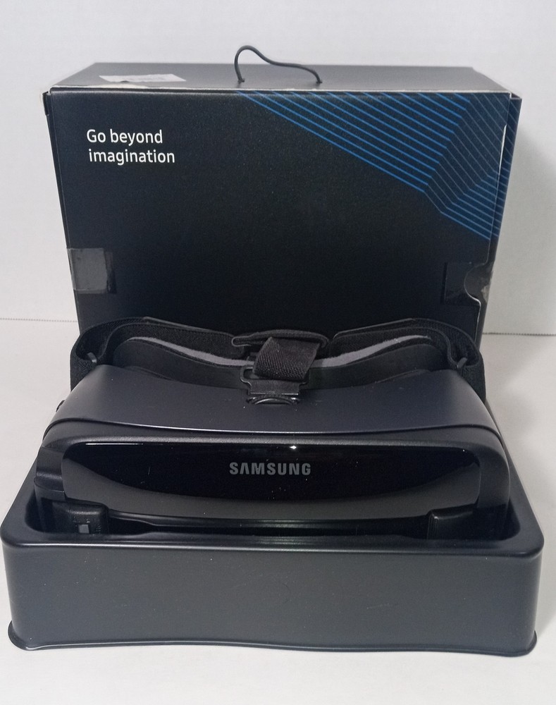 SAMSUNG GEAR VR SM-R324 WITH CONTROLLER