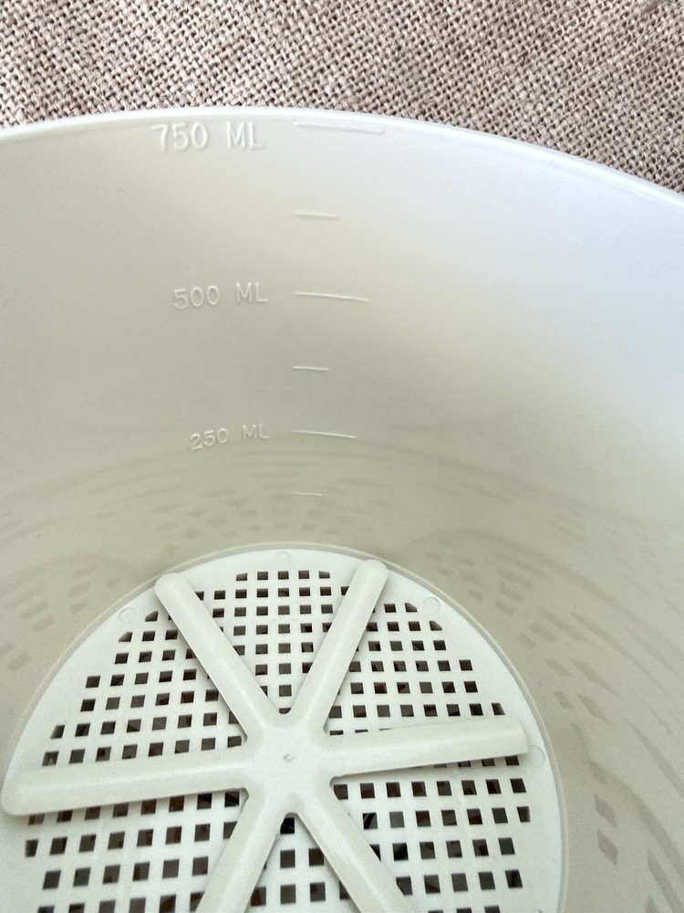 EKCO Hand Held 3-Cup Sifter With Lid-Off White-EUC