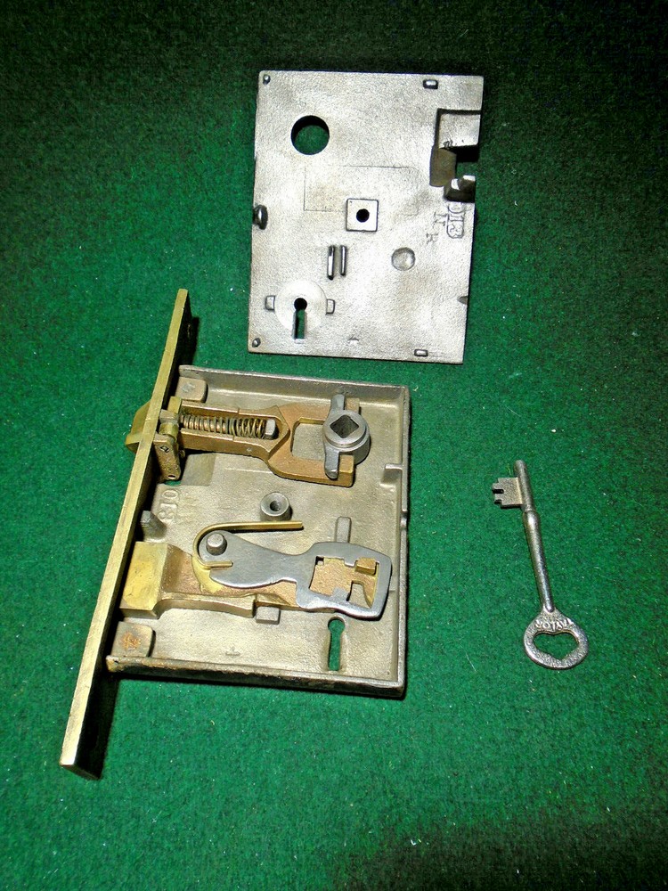 R & E RUSSELL & ERWIN # 013 MORTISE LOCK w/KEY - NICE - RECONDITIONED (9779-2)