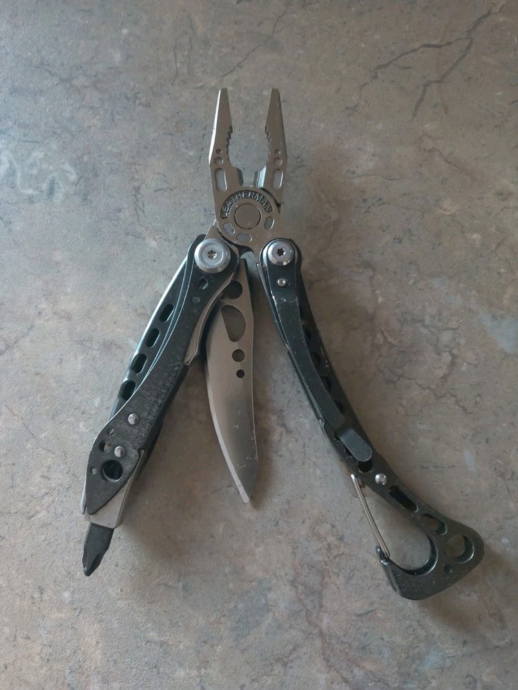 Leatherman Skeletool CX Multi-Tool - Plain Edge 154CM Blade/Sheath