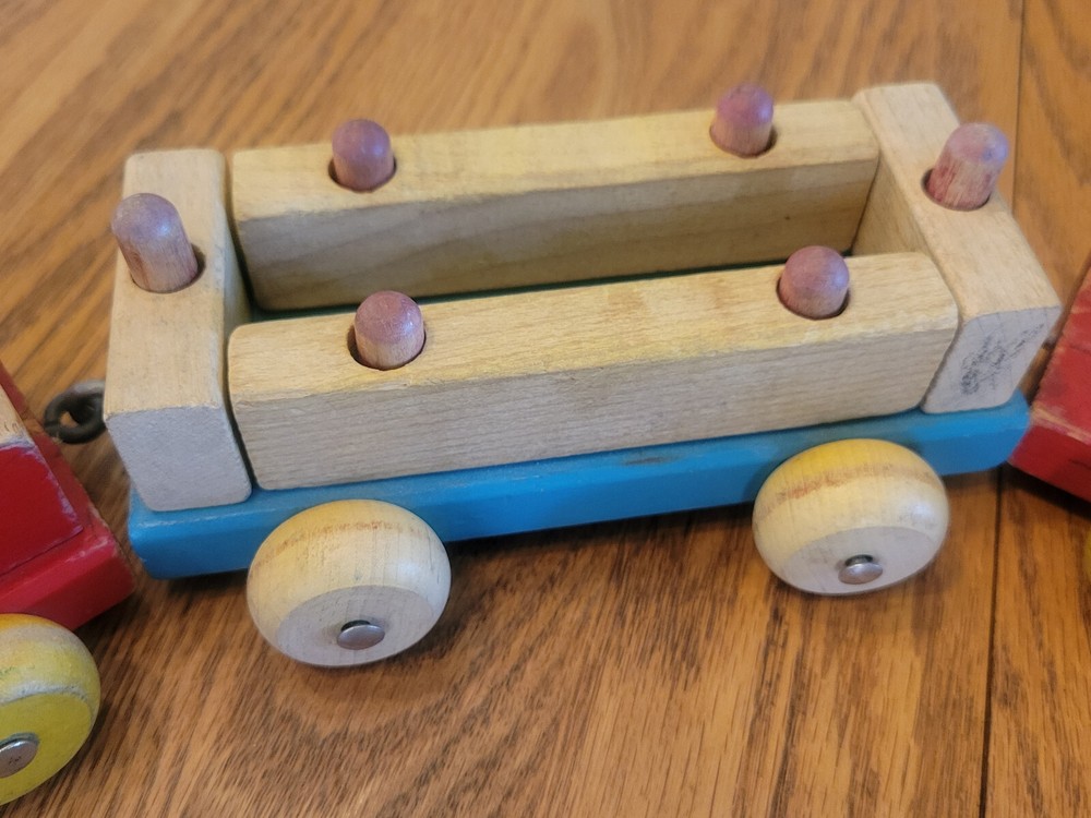 VINTAGE PLAYSKOOL WOODEN TRAIN PULL TOY