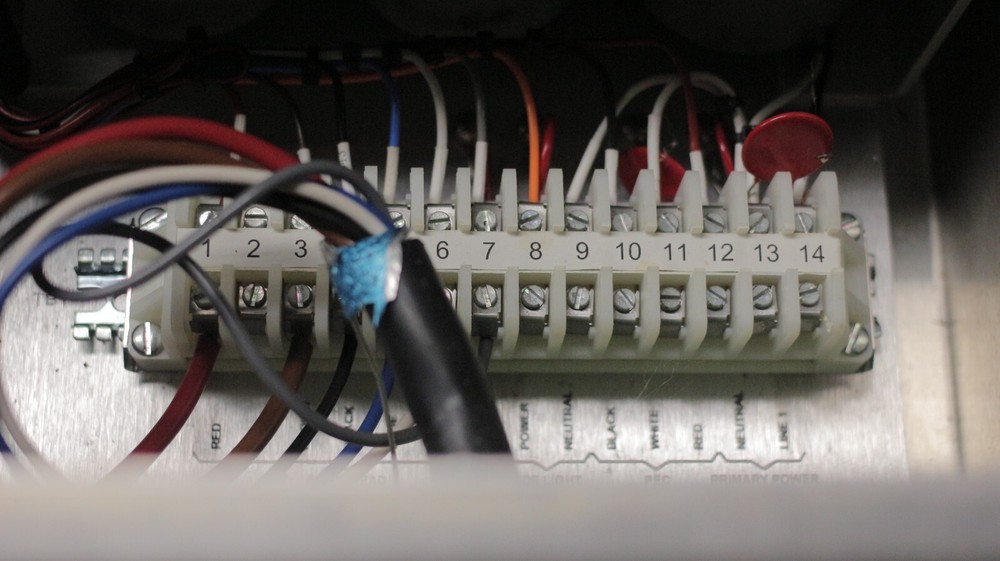 ILS-3400 Medium Intensity Dual Lighting Control box -- Parts -- missing 1 CAP