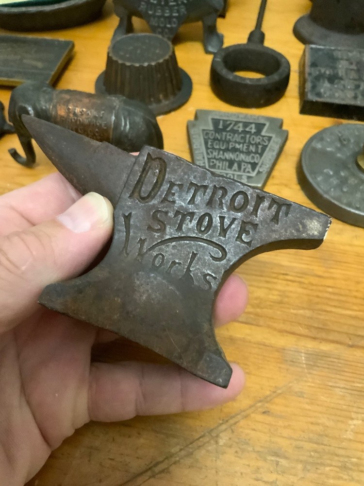 VINTAGE MINI ANVIL