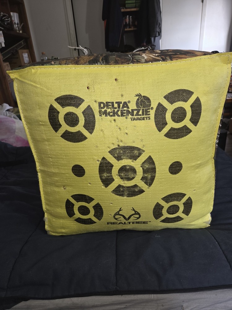 Used Genesis Compound Bow w/TruGlo Sight Starter Bundle