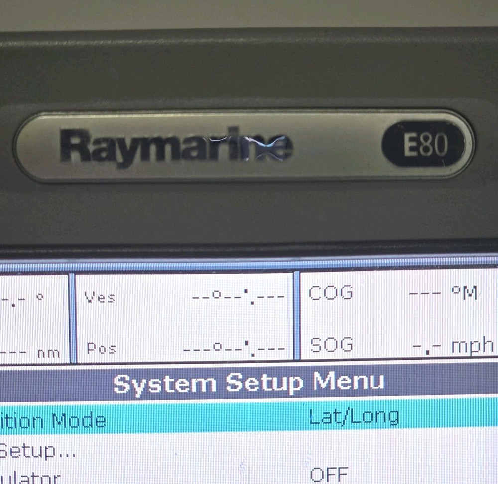 Raymarine E80 E02011 Marine GPS Chart Plotter Fishfinder Radar
