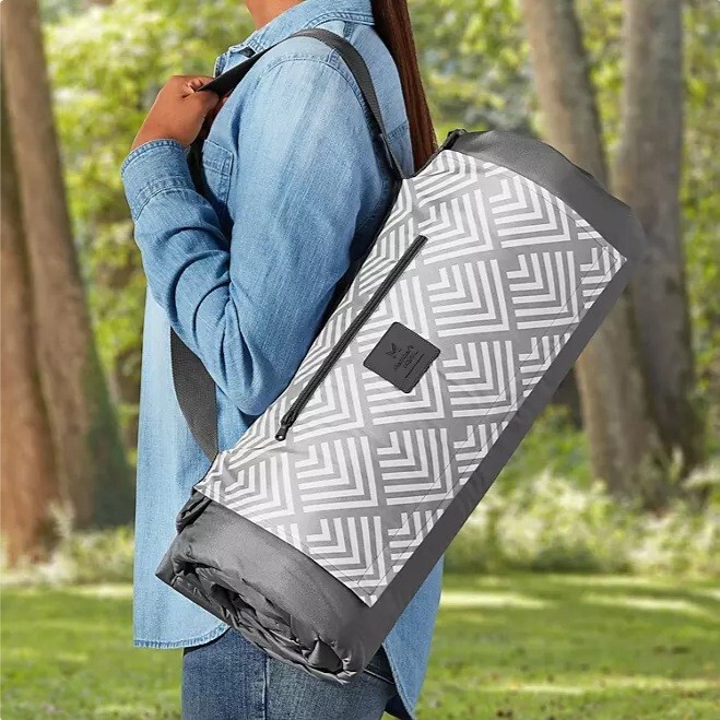 MEMBER'S MARK OVERSIZED 8' X 8' OUTDOOR BLANKET, *CHOOSE PATTERN*