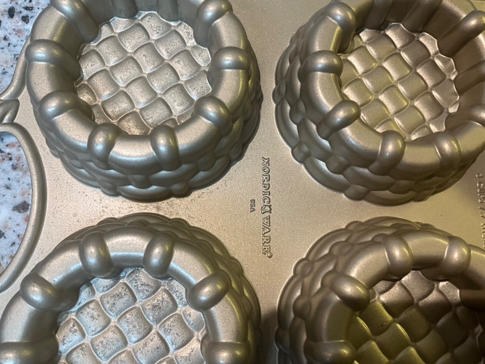 NORDIC WARE USA SHORTCAKE BASKETS PAN NEW