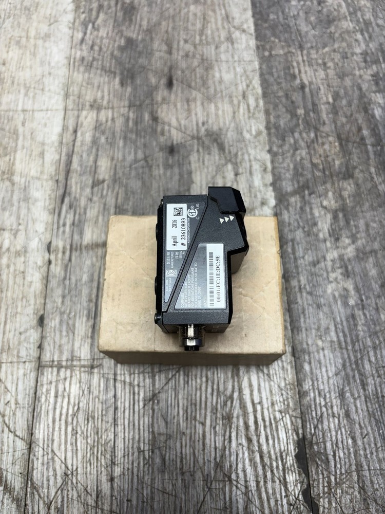 KEYENCE LONG DISTANCE 2D CODE READER SR-752