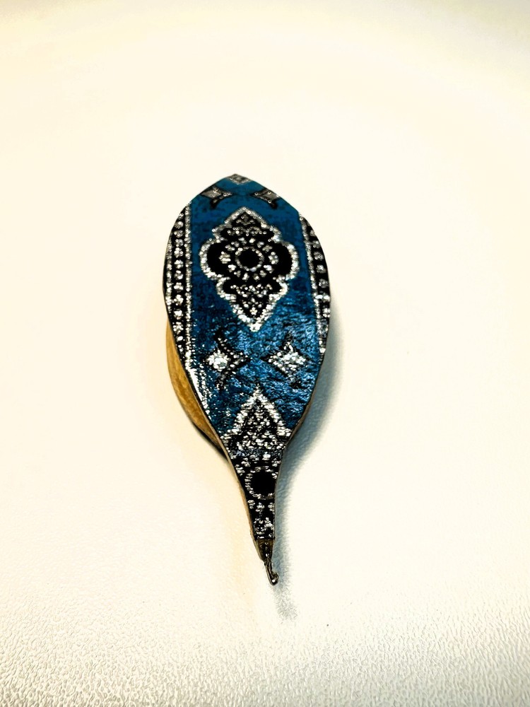 Tatting shuttle with Florence pattern 2.5 w hook blue