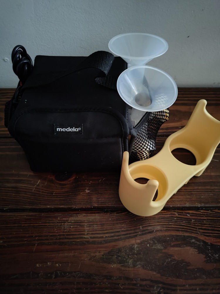 *Medela Breastpump & Case W/ EXTRAS*