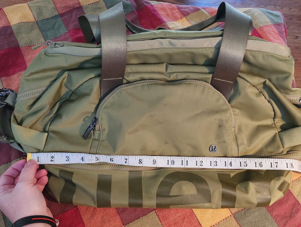 Lululemon Duffel Bag 29L Khaki Green Pre-Owned **NOTE