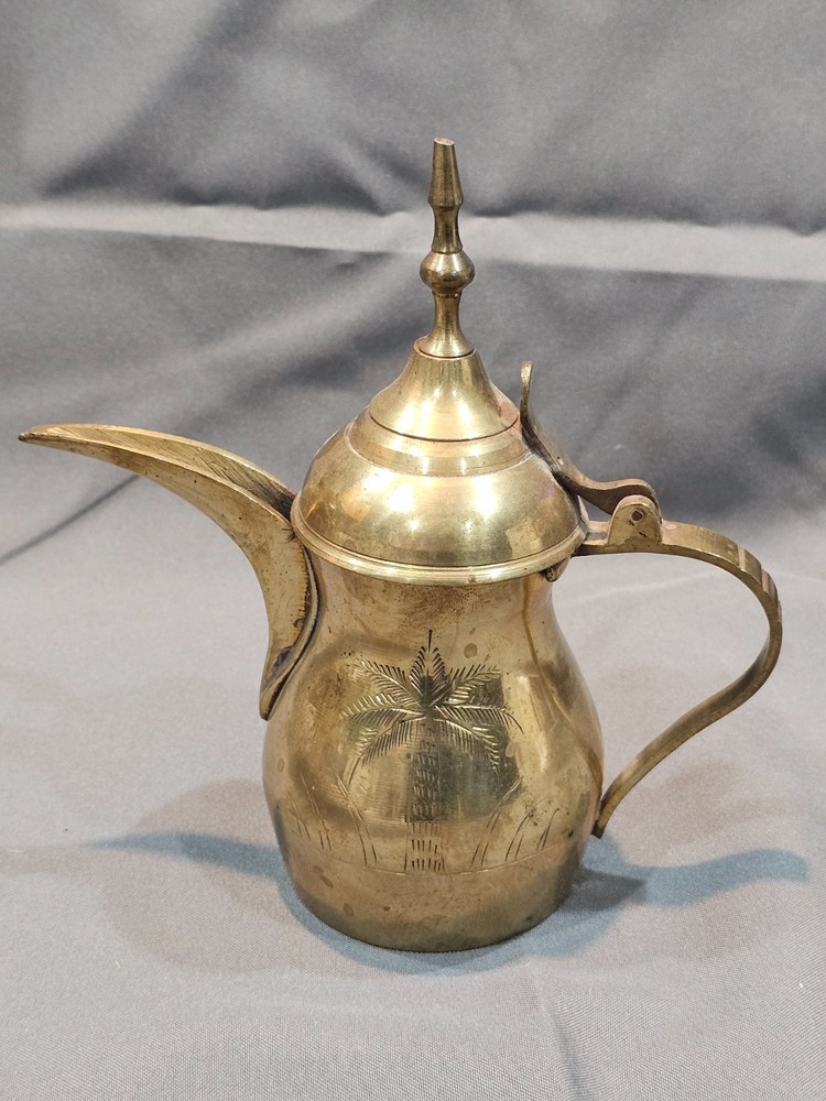 Brass Dallah Coffee Pot – Suitable for Arabic Coffee and Table Décor