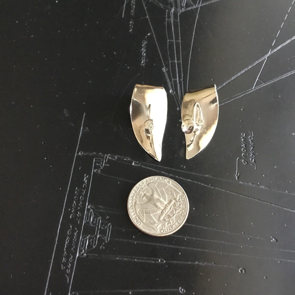 Signed Giovanni Silver Tone Leaf Looking Screw Back Earrings Textured Design EUC